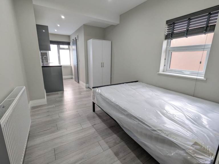 First floor studio flat to rent in Cricklewood within close proximity to Brent Cross West Station
