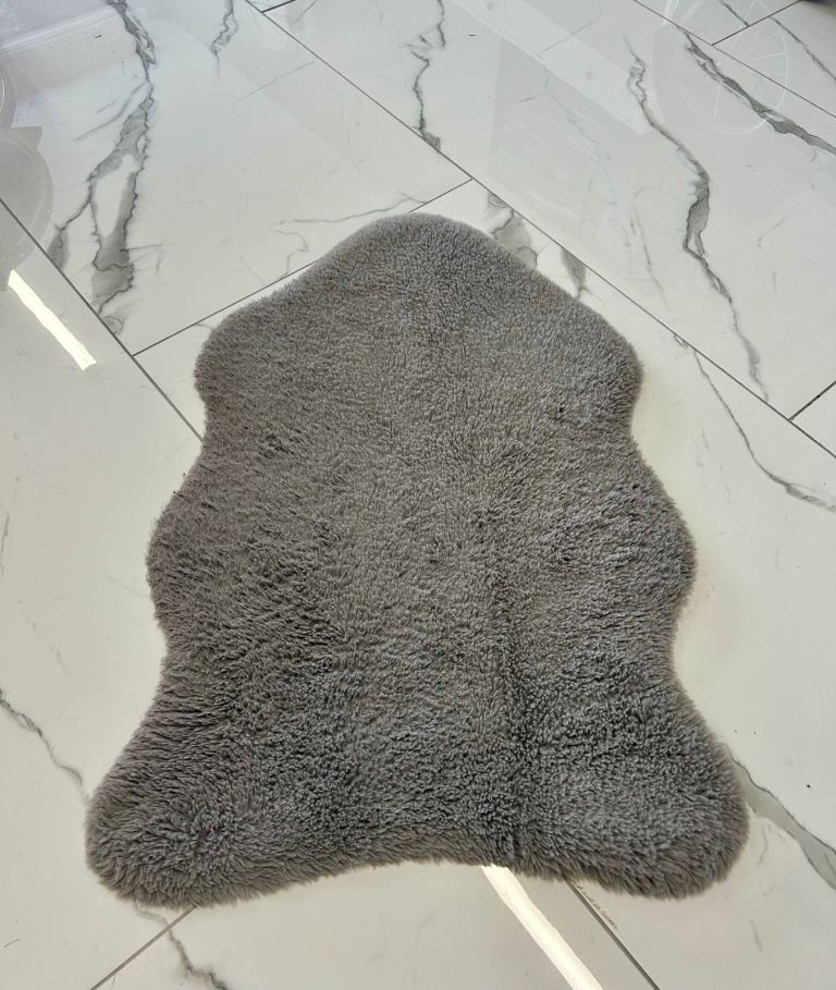 Silhouette Home Accent Rug – Faux Sheepskin Style 