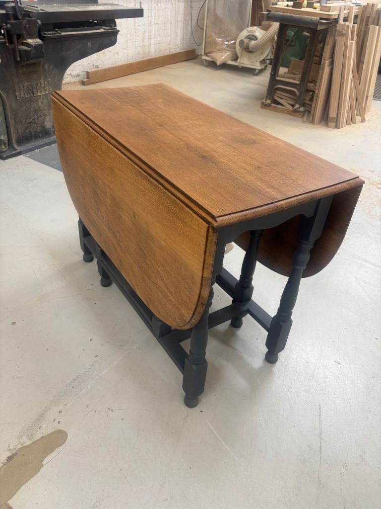 Gate leg table