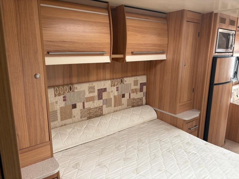  BAILEY UNICORN VIGO - FIXED TRANSVERSE ISLAND BED CARAVAN + MOTORMOVER 