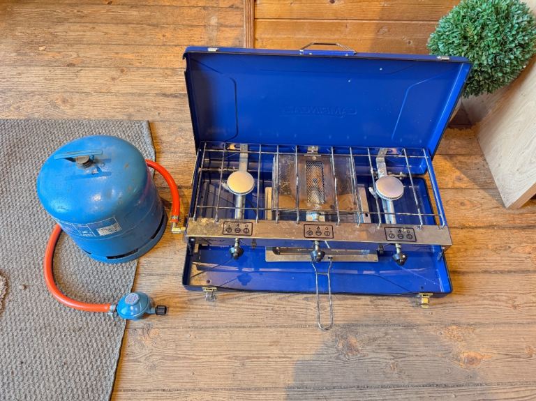 Camping gas cooker with gas bottle