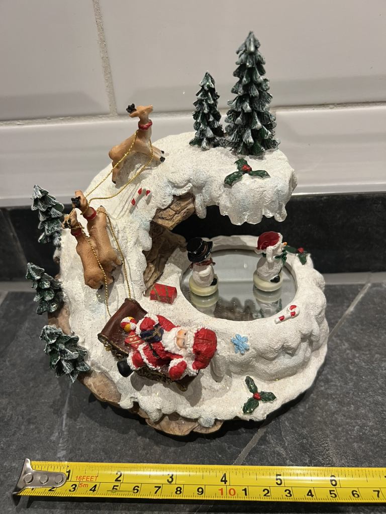 Wind up musical Christmas ornament 