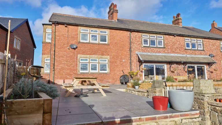 2 bedroom property, furnished, incl. bills