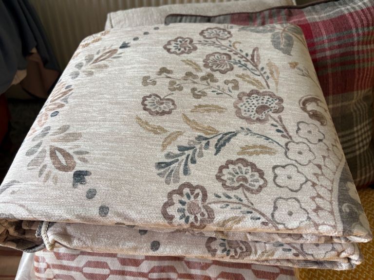 Wyatt & Ash Beige Floral Rug – Good Condition