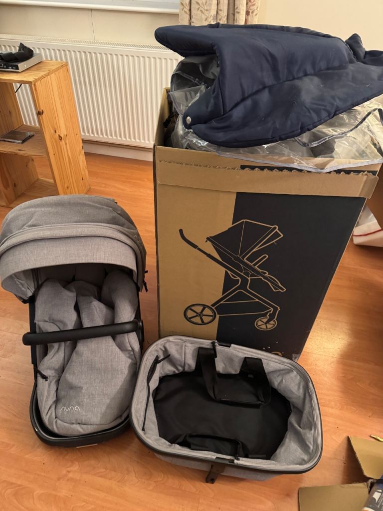 Nuna Pipa Pram and stroller combo + car seats