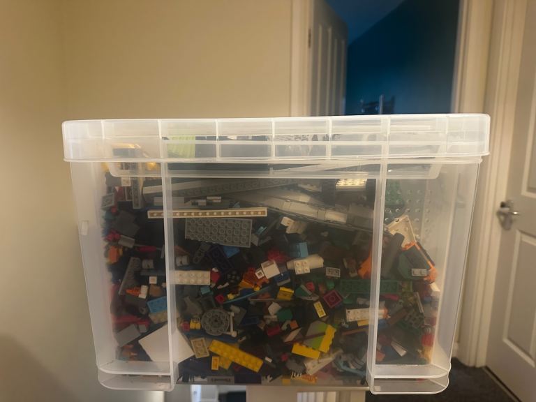 Huge box of assorted Lego 