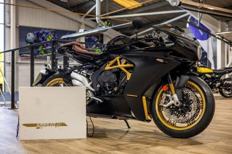 MV Agusta Superveloce S ! RACE KIT ! DELIVERY MILES ! STUNNING