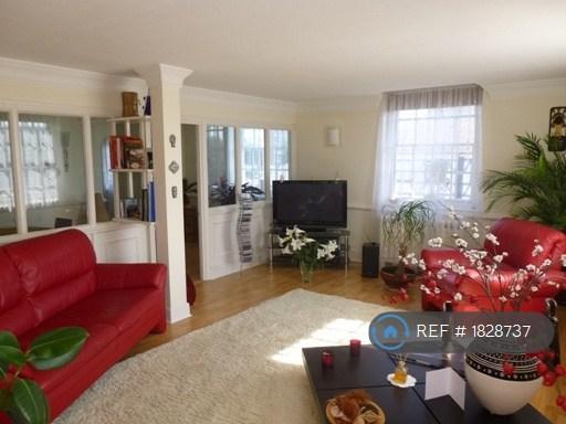 2 bedroom flat in Crescent Court, Bedford, MK40 (2 bed) (#1828737)