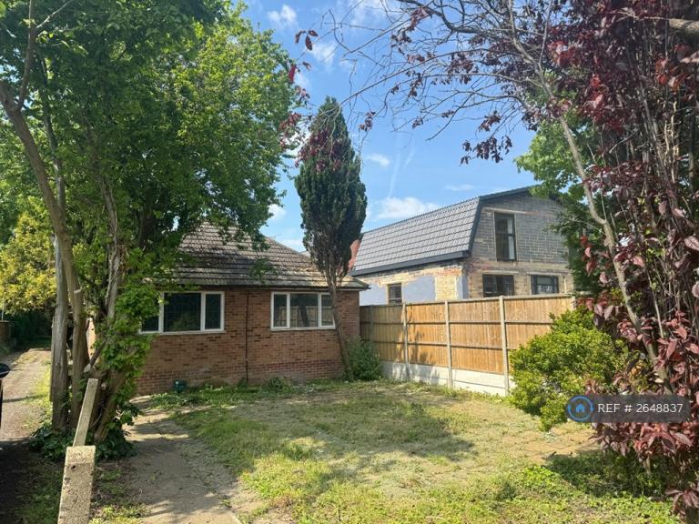 4 bedroom house in Chertsey Lane, Staines-Upon-Thames, TW18 (4 bed) (#2648837)