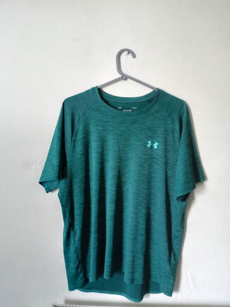 Under Armour Men's Green Polyester T-Shirt +shorts Good Condition