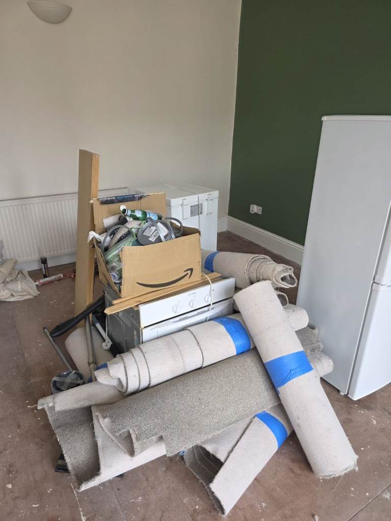 RELIABLE RUBBISH REMOVAL - HOUSE/GARAGE/GARDEN CLEARANCE - BINS EMPTIED - COUCH/MATTRESS UPLIFT