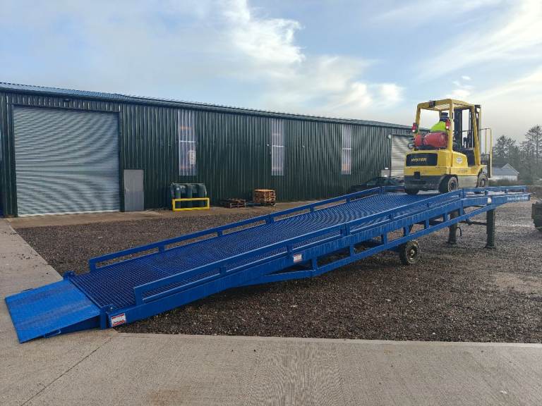 Container loading / unloading ramp