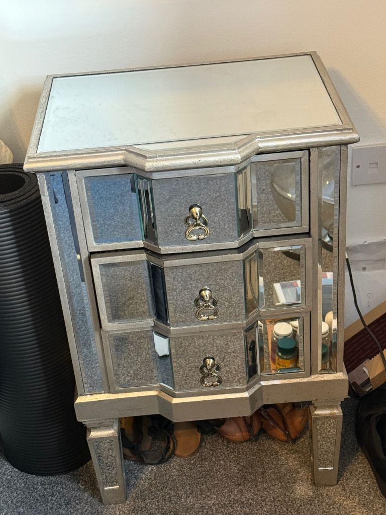 Mirrored bedside table, antique silver vintage- EXCELLENT  Condition!!I'm 