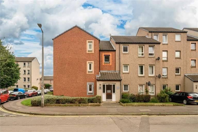 Fully furnished studio flat available from 29th June