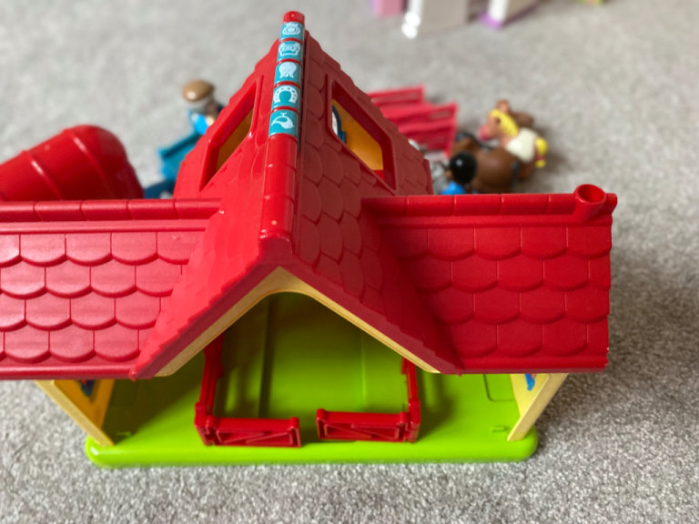 ELC HAPPY LAND HORSNEY STABLES PLUS EXTRA FIGURES AND HORSES.