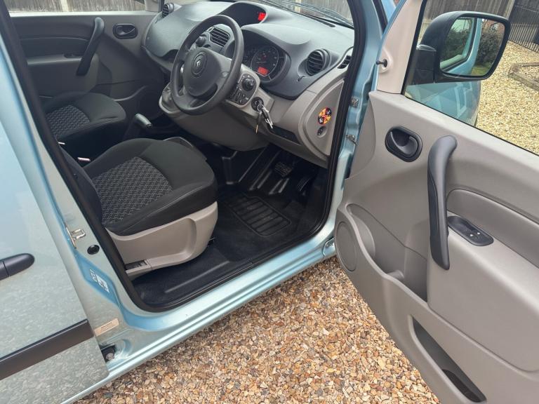 RENAULT KANGOO MOBILITY VEHICLE WHEELCHAIR RAMP DISABLED CAR. WAV 18,000 MILES 