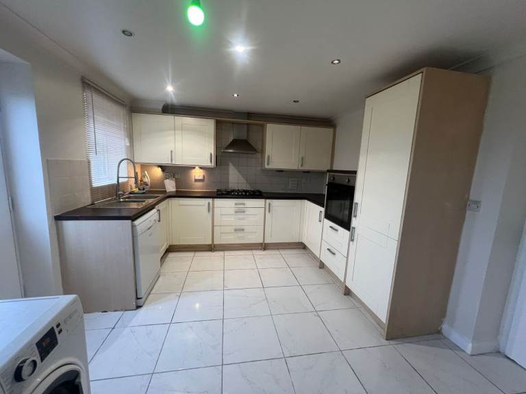 🏡 SHORT-LET • 4-Bed House • Paignton Close, Romford, RM3 8SF🏡