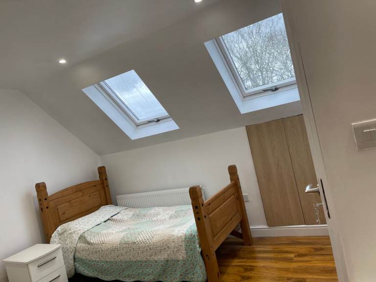 Spacious Loft  En-suite Room with kitchen sink  Available