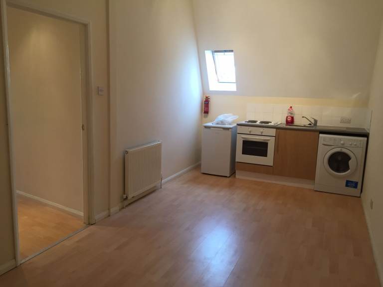 Studio Flat, Deer Park Road, SW19 3TL (Inc most bills)