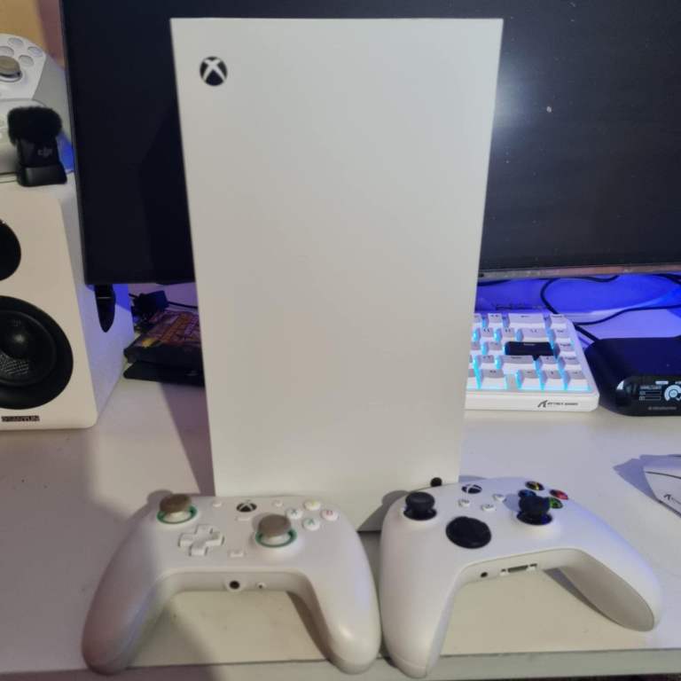 Xbox Series X White Digital Edition Bundle – £300 – Fantastic Condition!
