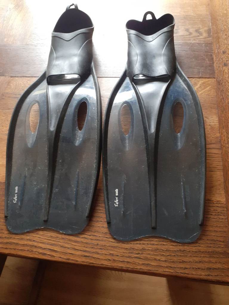 Black swimming flippers