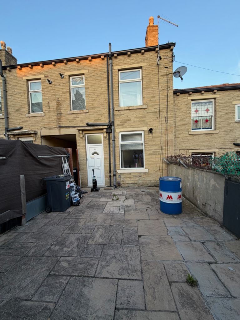2 bed terraced house BD3 Nuttal Road £750