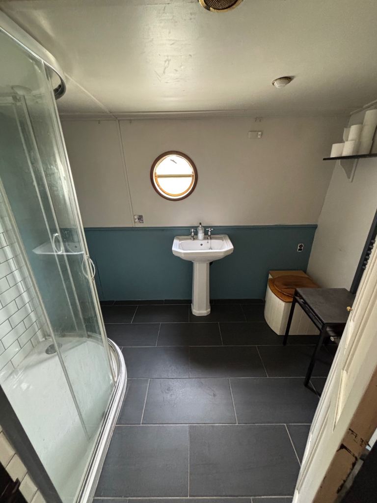 60 x 10 widebeam canalboat perfect for 1/2 people - new skylight installed