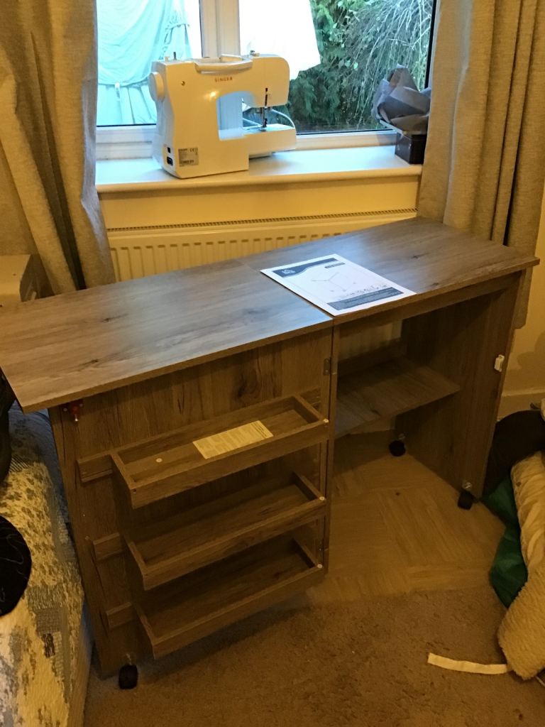 HOM COM Folding sewing machine table on wheels grey