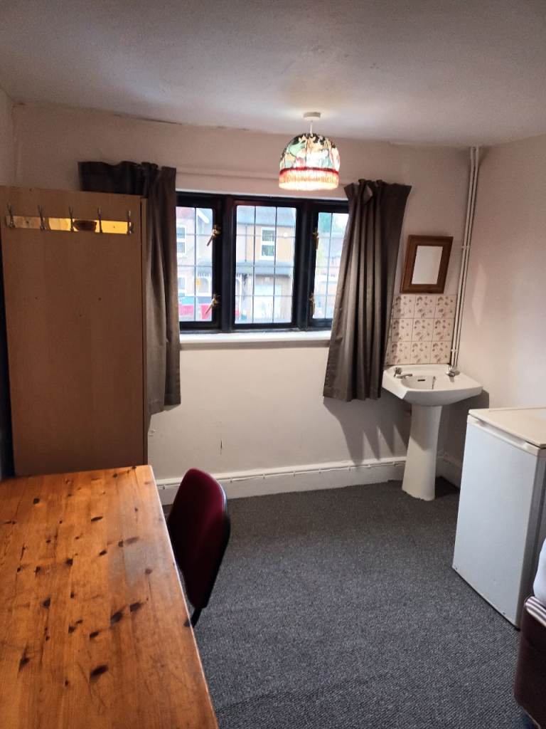 NICE SINGLE ROOM IN NORTHWOOD HILLS HA61BT, £140 PER WEEK FULLY INCLUSIVE. 