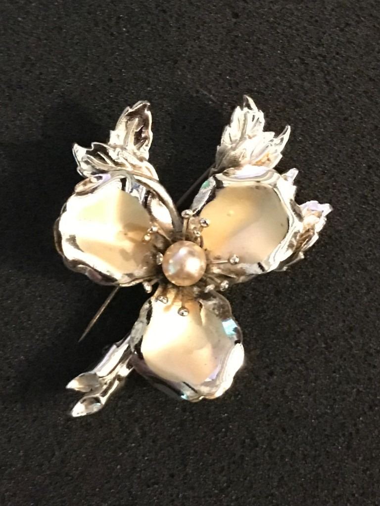Beautiful vintage petal and pearl brooch very original