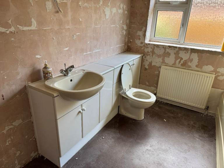 FREE - Full Bathroom Suite with storage vanity