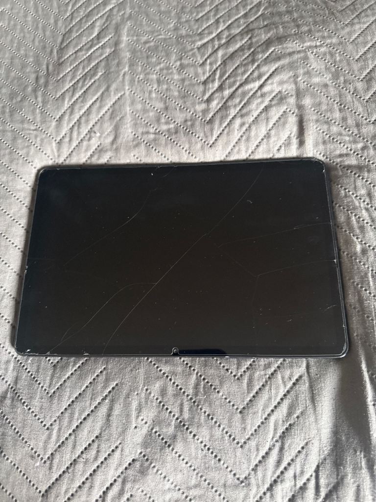 Samsung tab s7 with Cracked Screen – Fair Condition