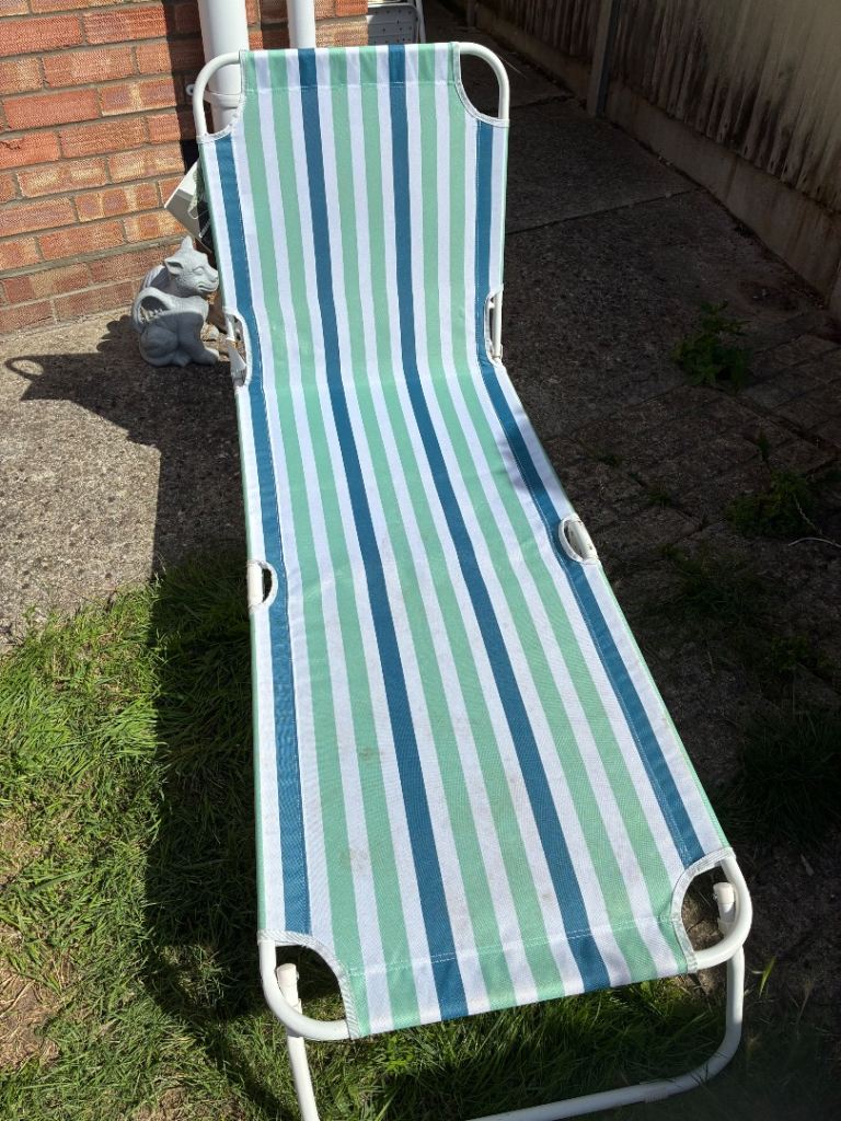 Comfy Garden Sun Lounger with Metal Frame – Good Condition