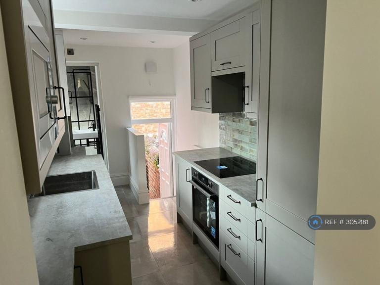 3 bedroom flat in Brighton Road, Gateshead, NE8 (3 bed) (#3052181)