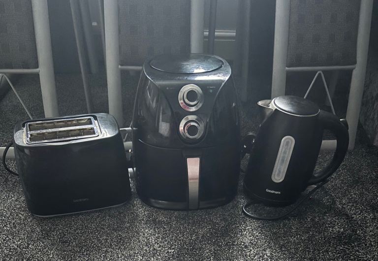 Black Kitchen Appliance Bundle: Toaster, Air Fryer, Kettle