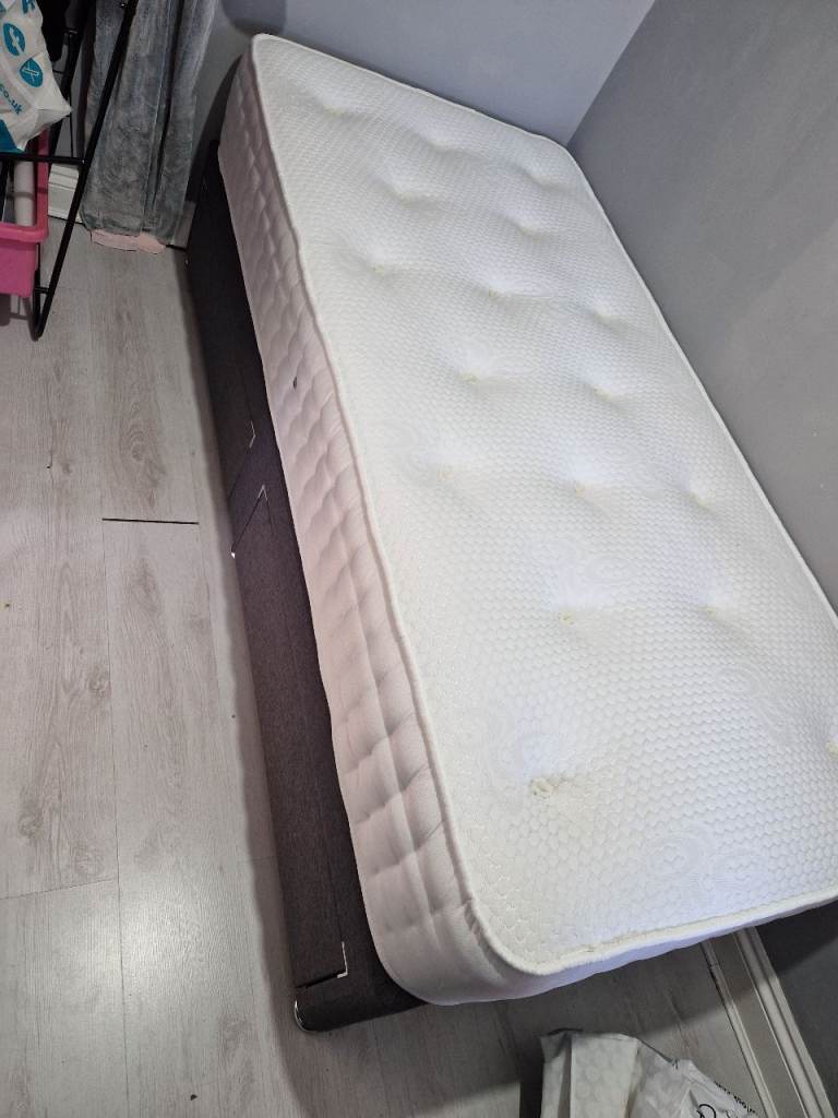 Immaculate Single Divan with Mattress 