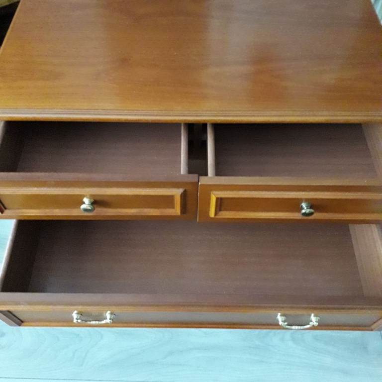 BEAUTIFUL STAG CHEST OF DRAWERS TOGETHER WITH A MATCHING BEDSIDE CHEST FOR SALE . COULD DELIVER .