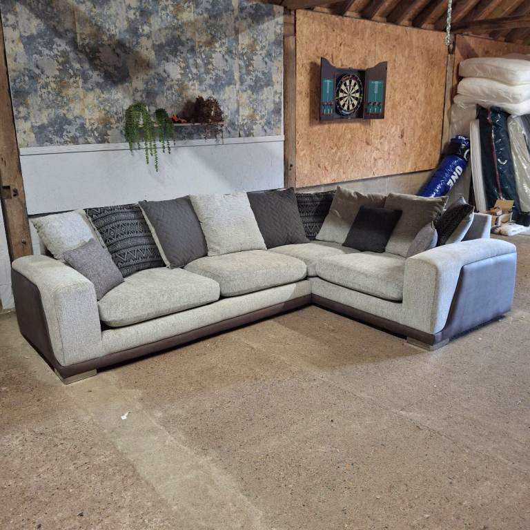OAK FURNITURE LAND LARGE LIGHT GREY CORNER SOFA WITH BROWN LEATHER TRIM 