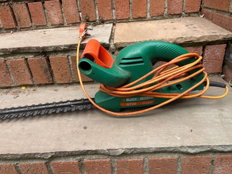 Black+Decker GT25 Hedge Trimmer – Good Condition