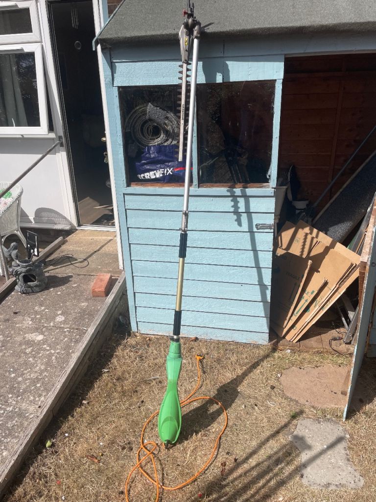 Electric hedge cutter 