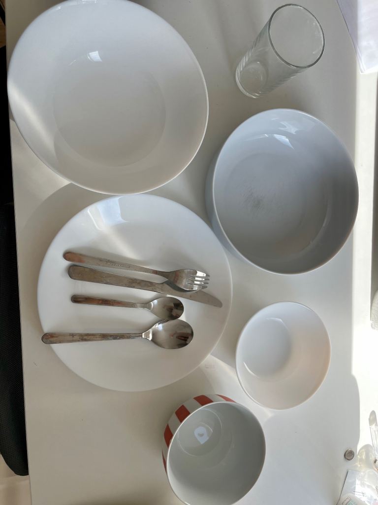  Cutlery, Pans, and ustensils READ DESCRIPTION
