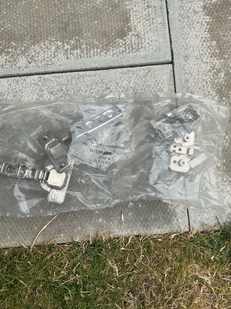 New Kitchen Cabinet Hinges & Plates – Silver