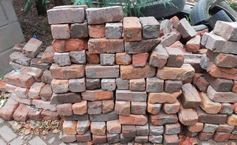 Reclaimed Victorian red bricks for sale can deliver 60p each 