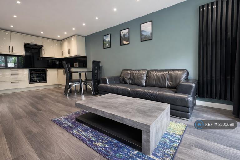 3 bedroom flat in Bullen Street, London, SW11 (3 bed) (#2785898)