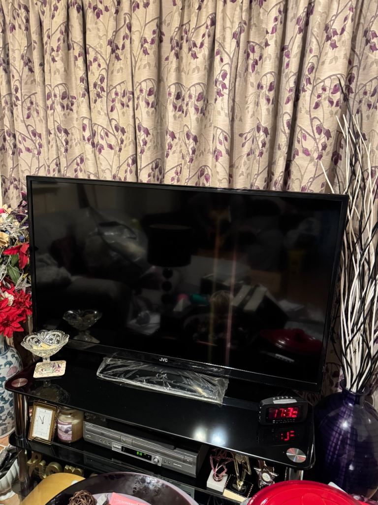 JVC 40inch 1080p TV with glass stand 