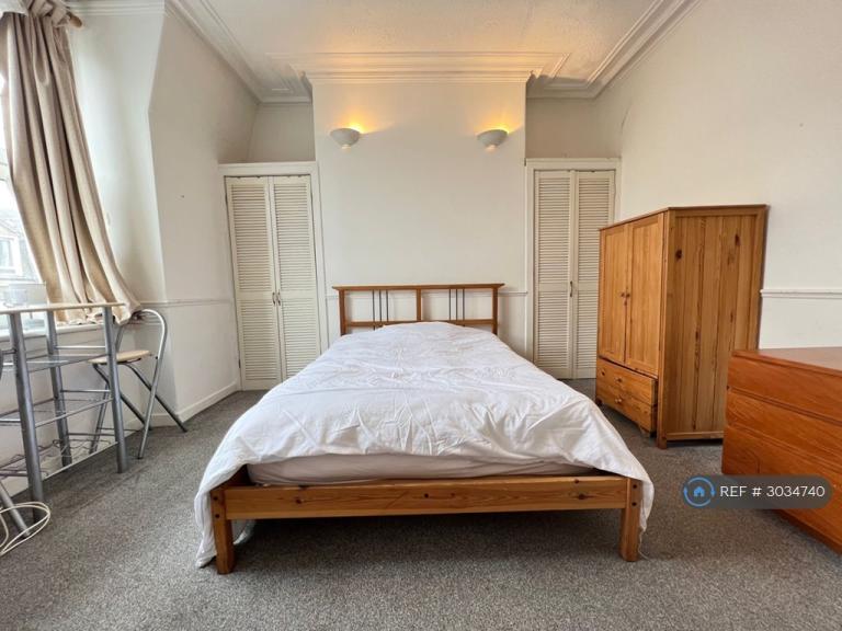 1 bedroom flat in Menzies Road, Aberdeen, AB11 (1 bed) (#3034740)