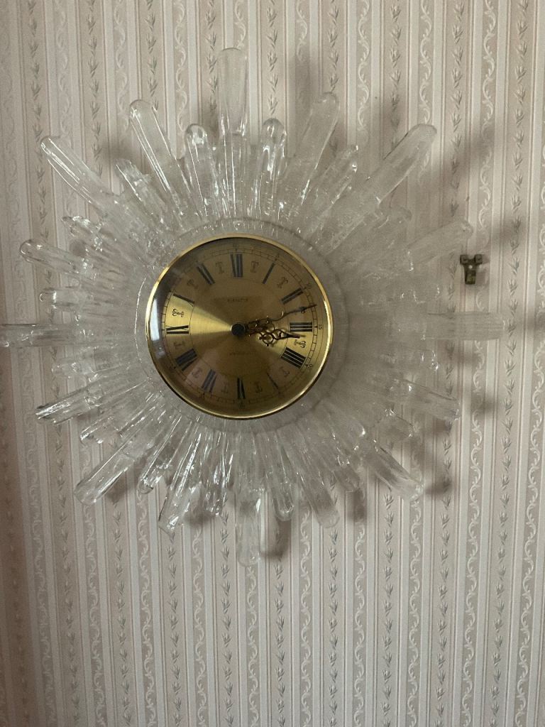 Very good battery wall clock  quite large 21in accross