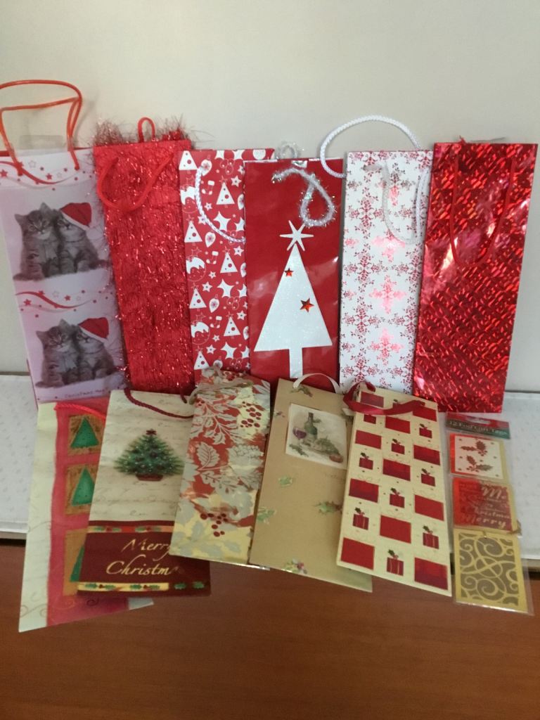 11 Christmas bottle bags and 12 new gift tags 