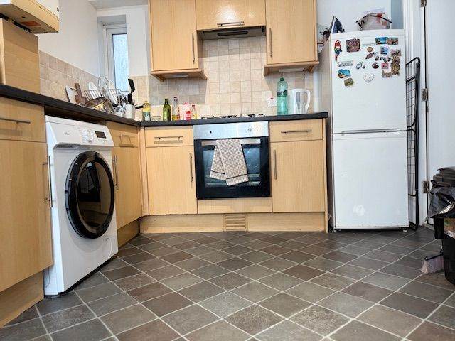 MODERN ONE BEDROOM, HANWORTH ROAD, CLOSE TO TUBE