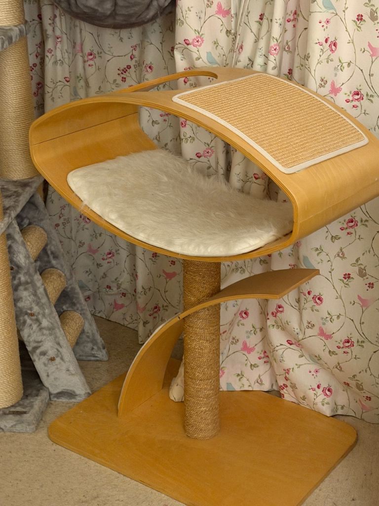 Vesper Catit cat lounge tree